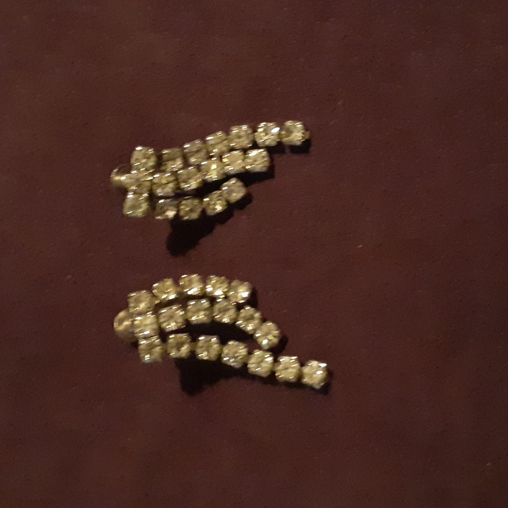 3 String Crystal Clear Rhinestone Earrings. Clip on with screw back. 1" X 1/2"